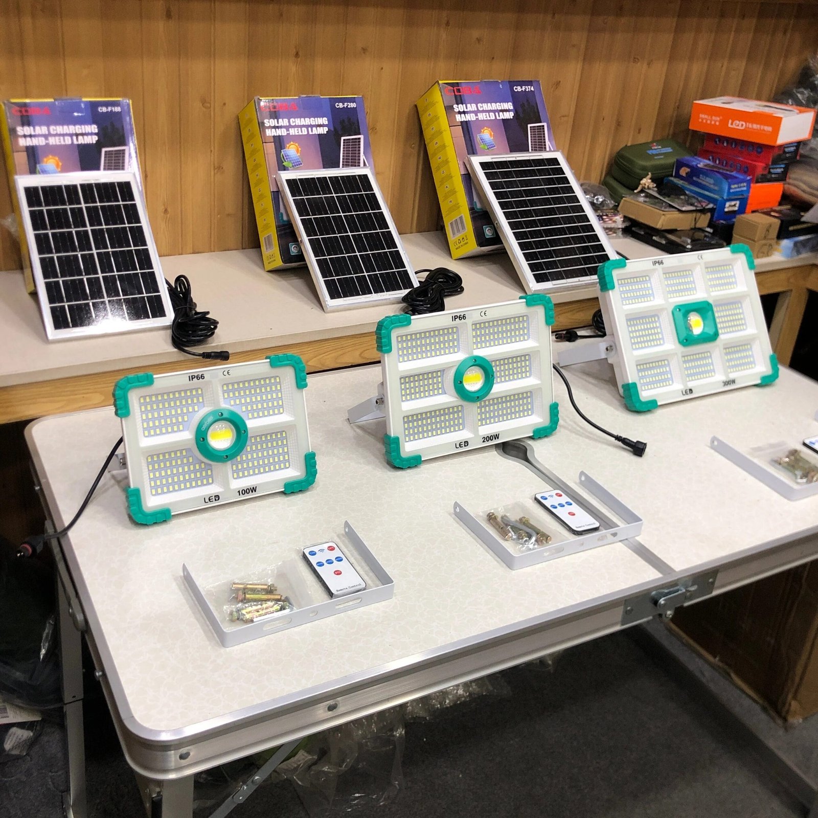 imgi_226_01BC4D17-30A1-4353-BF66-46ABCF6420B0 EMIRATES Solar Flood Light 500W waterproof floodlight - Image 1